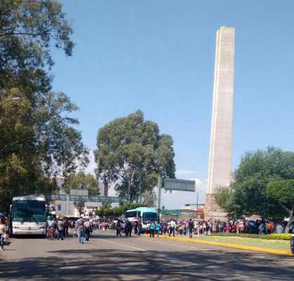 Marchan normalistas y comuneros en Morelia; exigen liberación de detenidos 