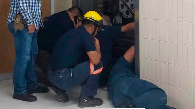 Siete personas son rescatadas tras 3 horas de estar atrapadas en elevador del IMSS de Monclova 