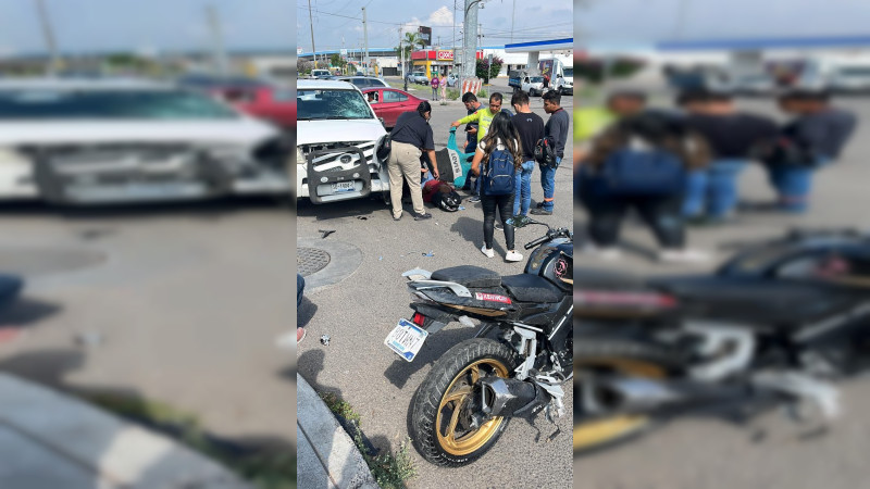 Motociclista grave tras chocar con una camioneta en avenida Revolución, en Querétaro 