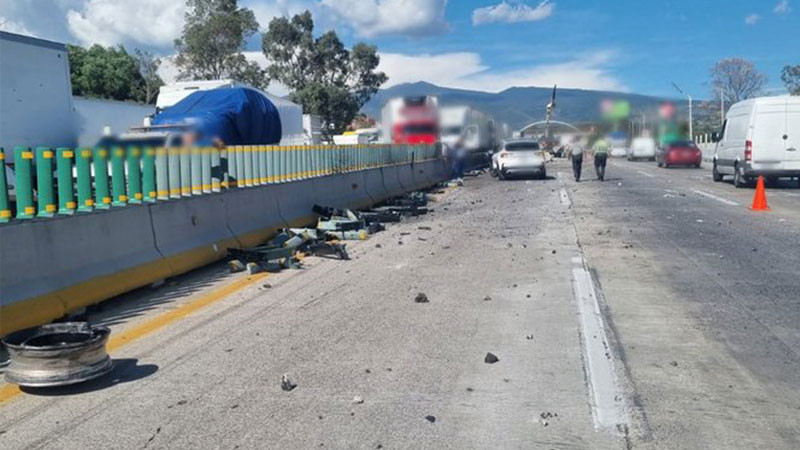 Vuelca tráiler y conductor muere calcinado sobre la autopista México-Puebla 