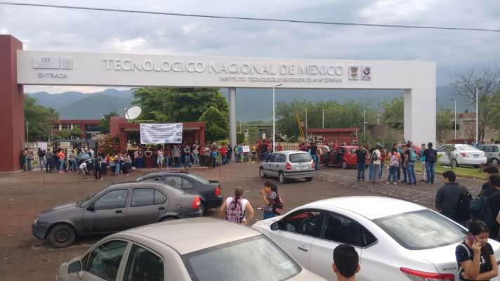Estudiantes del Tecnológico de Apatzingán exigen a Silvano Aureoles el pago de becas de manutención - Foto 0 