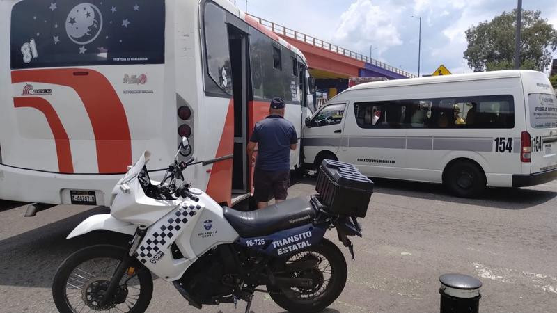Chocan camión de pasajeros y combi de la ruta gris en Morelia; no hubo lesionados 