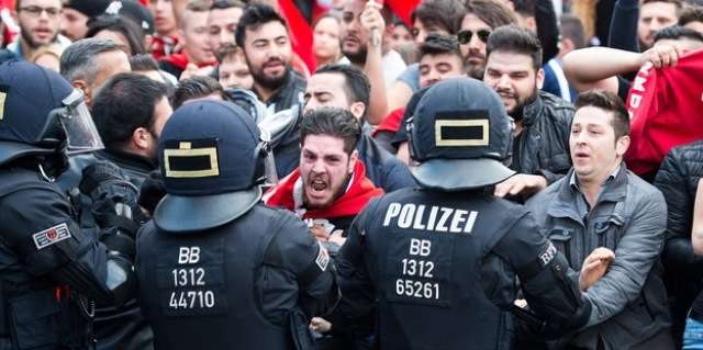 Canciller reclama lealtad a los turcos que viven en Alemania - Foto 0 