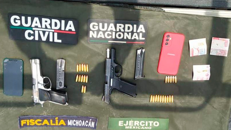 En Zitácuaro, detienen a dos en posesión de armas de fuego