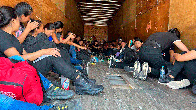 En Nuevo León, rescatan a 64 migrantes abandonados en caja de un tráiler sin agua ni alimentos 