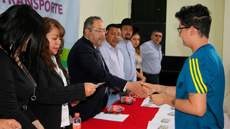 Téllez Marín y encargada de la Central de Autobuses La Línea, entregaron 215 becas de transporte