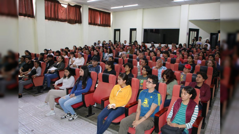 Téllez Marín y encargada de la Central de Autobuses La Línea, entregaron 215 becas de transporte