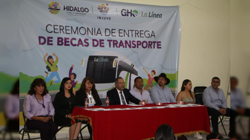 Téllez Marín y encargada de la Central de Autobuses La Línea, entregaron 215 becas de transporte
