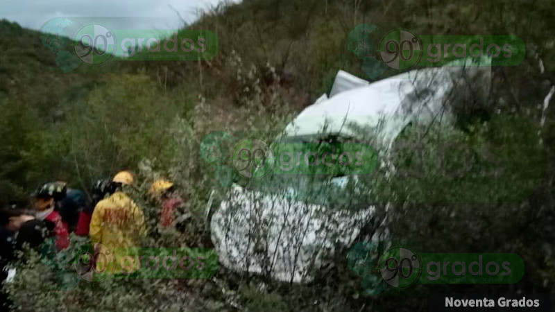 Auto cae a un barranco y le ocasiona la muerte a su conductor en Peñamiller, Querétaro  