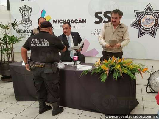Entregan certificados de educación básica a 12 policías auxiliares de Michoacán - Foto 0 