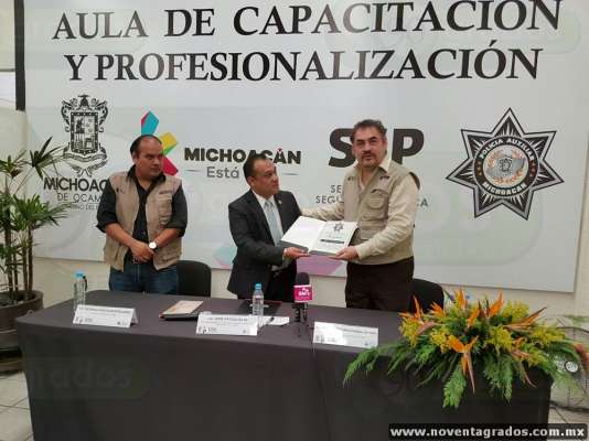 Entregan certificados de educación básica a 12 policías auxiliares de Michoacán - Foto 1 