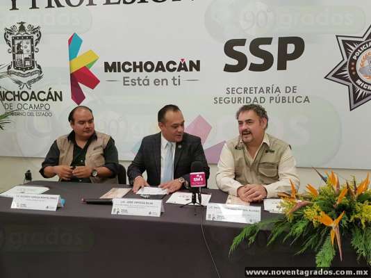 Entregan certificados de educación básica a 12 policías auxiliares de Michoacán - Foto 2 