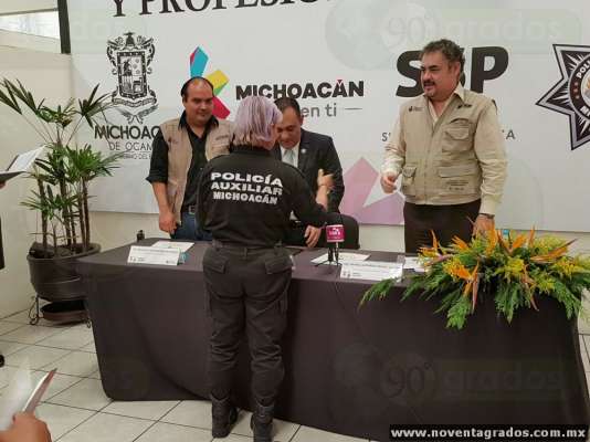 Entregan certificados de educación básica a 12 policías auxiliares de Michoacán - Foto 3 