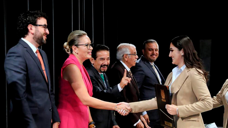 Lleven en alto el escudo de la Universidad Michoacana: Yarabí Ávila