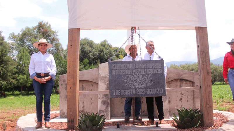 Mezcaleros y autoridades colocan primera piedra de la Casa del Mezcal 