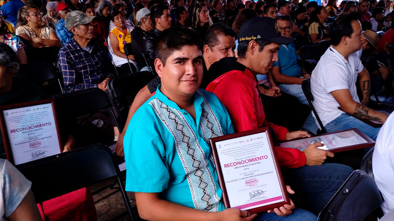 Premian en Paracho a ganadores de concursos de Guitarra y Juguete