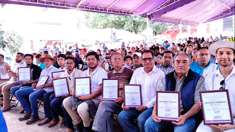 Premian en Paracho a ganadores de concursos de Guitarra y Juguete