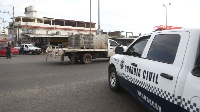 Aseguran dos vehículos con reporte de robo y un arma de fuego en Tangancícuaro