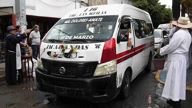  Tras ataques del crimen, transportistas llevan a bendecir sus unidades en Guerrero 