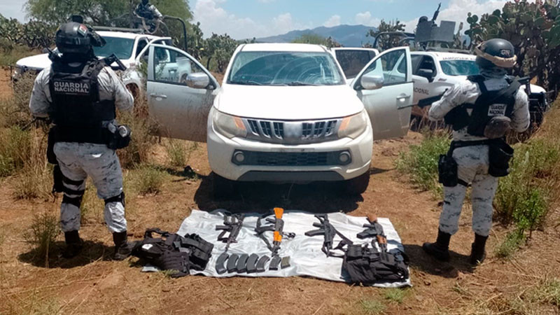 En Zacatecas aseguran armamento en camioneta abandonada 