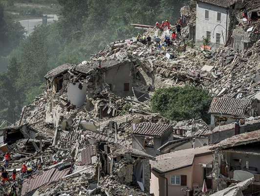 Suman 120 los muertos y 368 los heridos por terremoto en Italia - Foto 2 