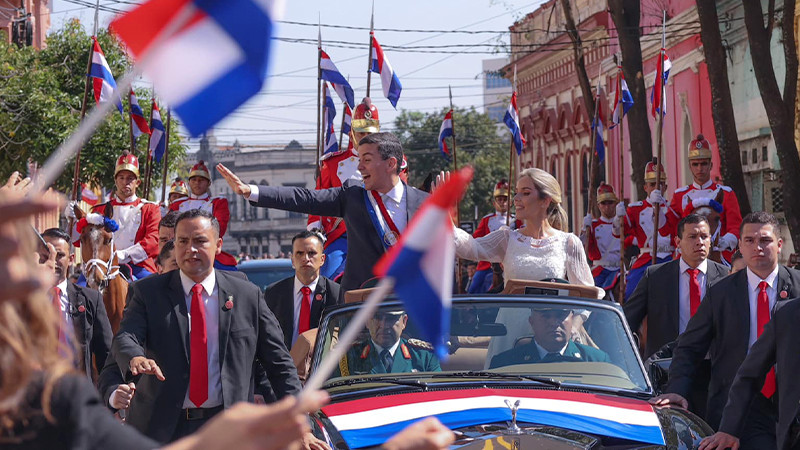 Santiago Peña asume la presidencia de Paraguay  