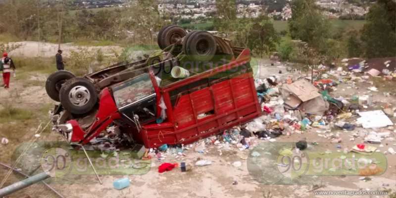 Cae vehículo recolector de basura a un barranco en Morelia - Foto 0 