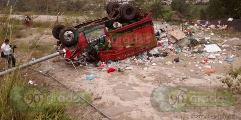 Cae vehículo recolector de basura a un barranco en Morelia - Foto 1 