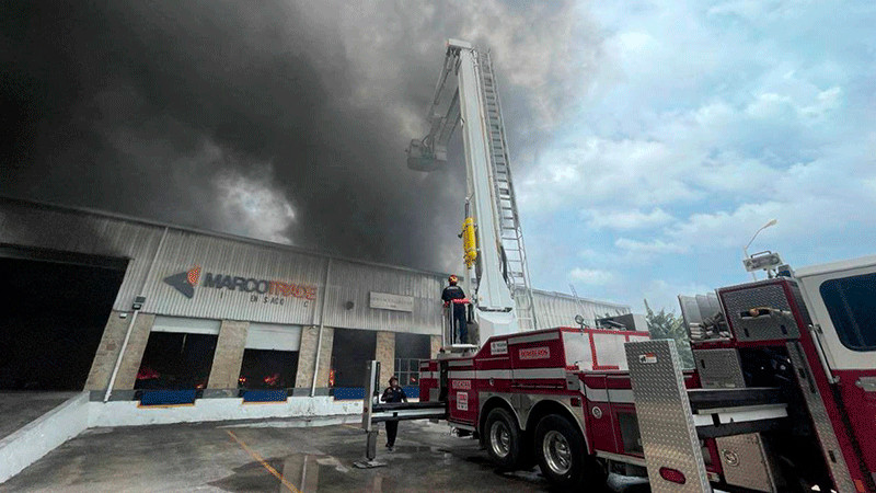 Incendio arrasa con dos empresas en Parque Industrial de Mérida, Yucatán 