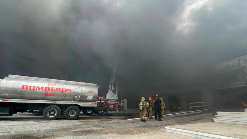 Arrasa incendio con 6 empresas en parque industrial de Mérida, Yucatán 