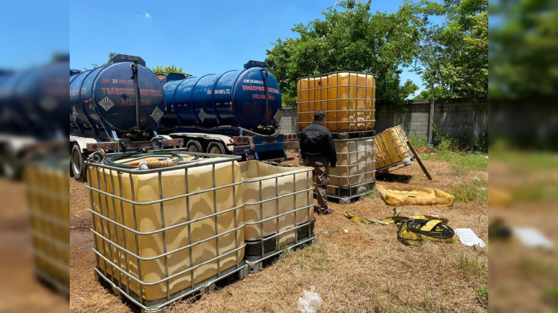 Aseguran más de 400 litros de combustible robado y cuatro tractocamiones en Tabasco 