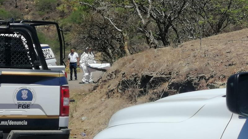 Hallan dos cuerpos sin vida con huellas de violencia en la carretera Morelia-Charo 