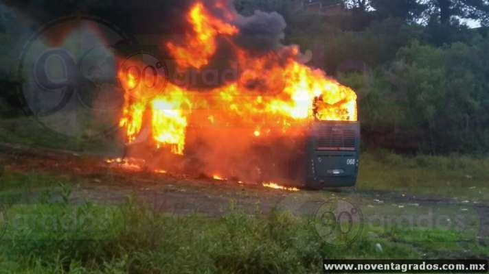 Comuneros y normalistas queman autobús en la carretera Paracho-Cherán 