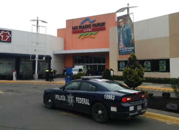 Asesinan a tres personas la interior de plaza comercial en el Estado de México 
