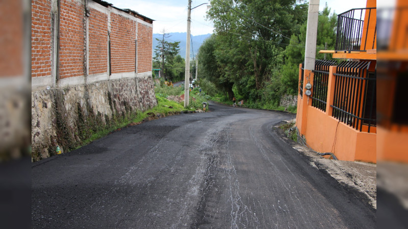 Téllez Marín constata trabajos de reencarpetamiento del camino que conduce a la localidad de Tierras Coloradas