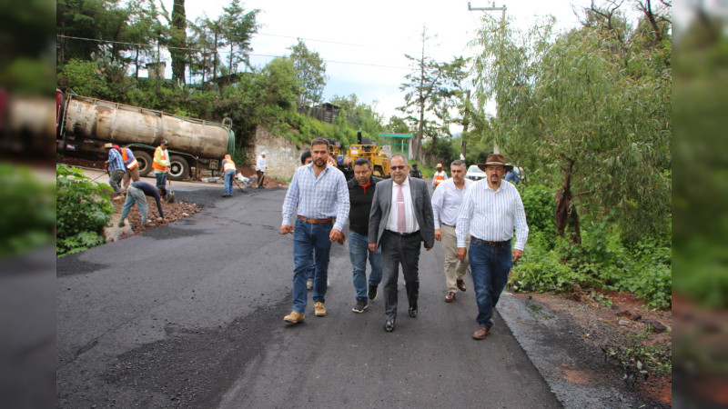Téllez Marín constata trabajos de reencarpetamiento del camino que conduce a la localidad de Tierras Coloradas