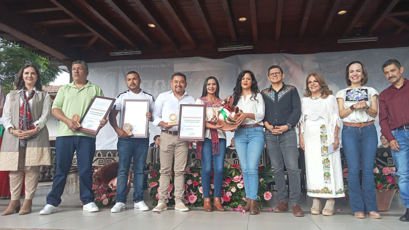 Entregan premios a 63 artesanos del Concurso de Cobre Martillado