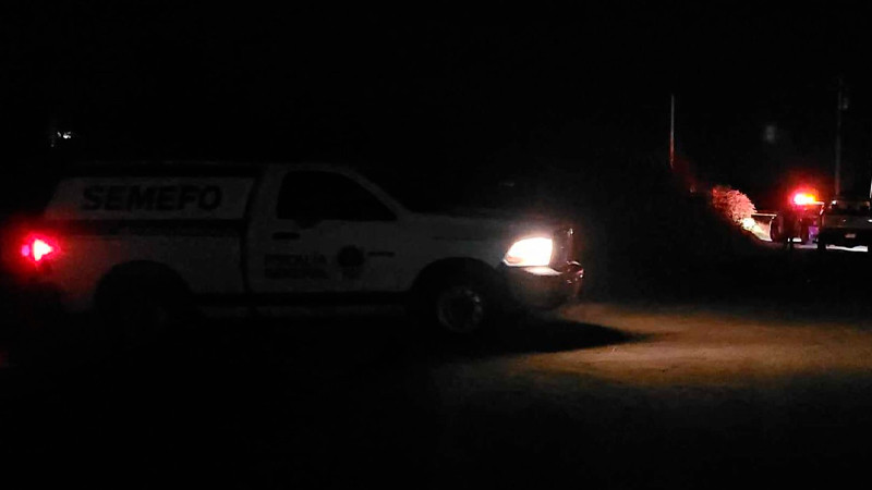 Localizan cadáver encobijado en carretera Huetamo-Churumuco, en Michoacán 