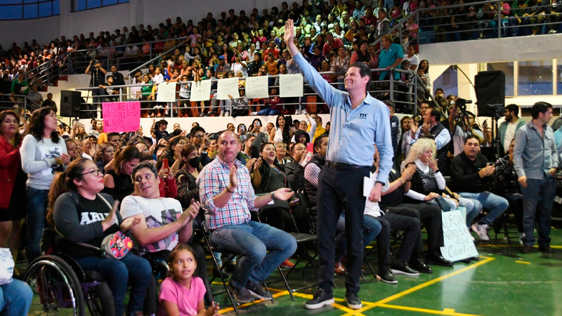 Miles acompañan al alcalde Alfonso Martínez, en el auditorio Servando Chávez, en Morelia