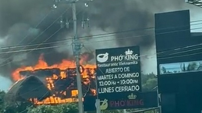 Incendio de dos palapas de madera resulta en pérdida total de restaurante en Cancún 