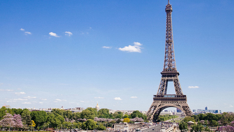 Detienen a hombre tras saltar en paracaídas de la Torre Eiffel  