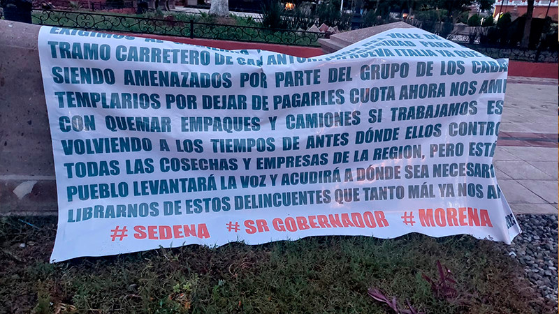 Con manta, agricultores de Apatzingán, Michoacán exigen seguridad