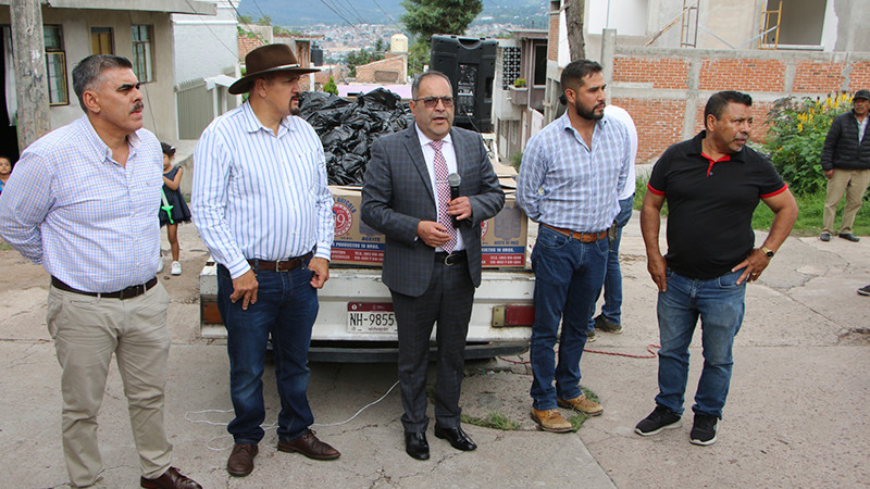 Cerca de 500 despensas y paquetes de huevo, fueron entregadas por el presidente Municipal, José Luis Téllez Marín