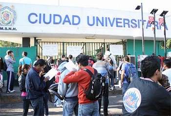 Integrantes de la CUL realizan manifestación en diversas dependencias de la Universidad Michoacana 