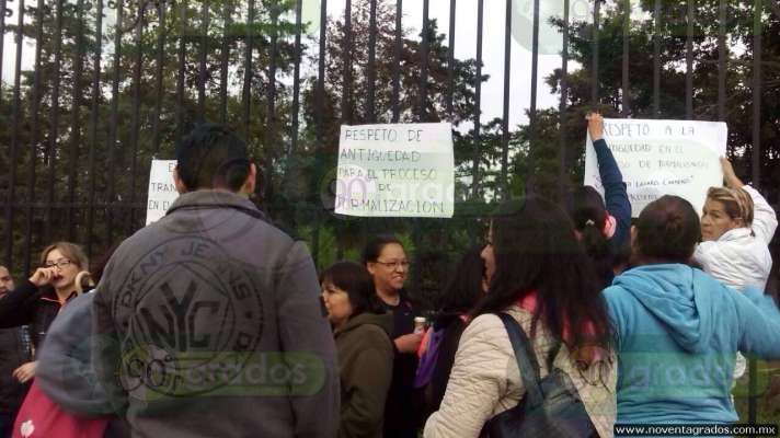 Trabajadores del sector salud realizan bloqueos en Morelia 