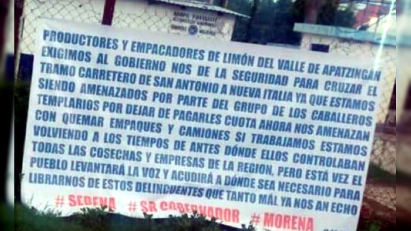 Aparecen mantas en el Valle de Apatzingán: Crimen amenaza con quemar empaques y camiones por dejar de pagar cuotas 