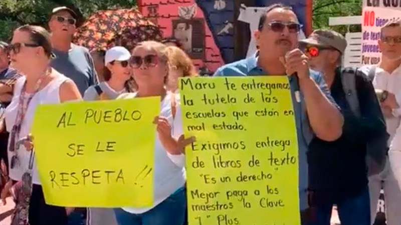 "La educación no es partidista", se manifiesta un centenar de personas a favor de los libros de texto, en Chihuahua 