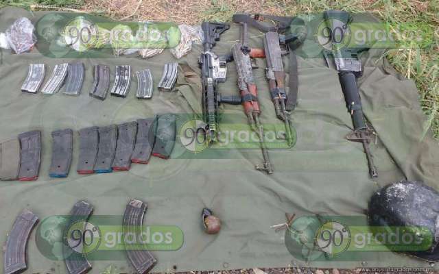 Aseguran arsenal y camioneta robada en Apatzingán - Foto 0 