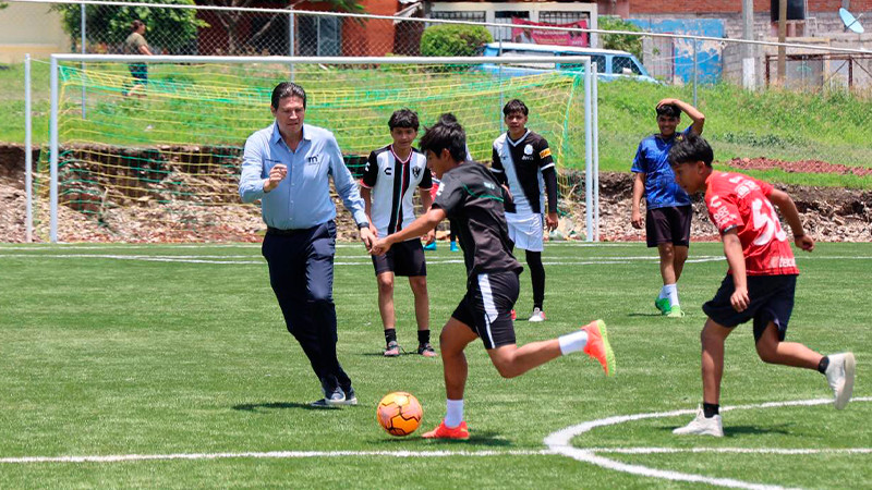 Alfonso Martínez inaugura canchas de fútbol en colonias del Oriente de Morelia 