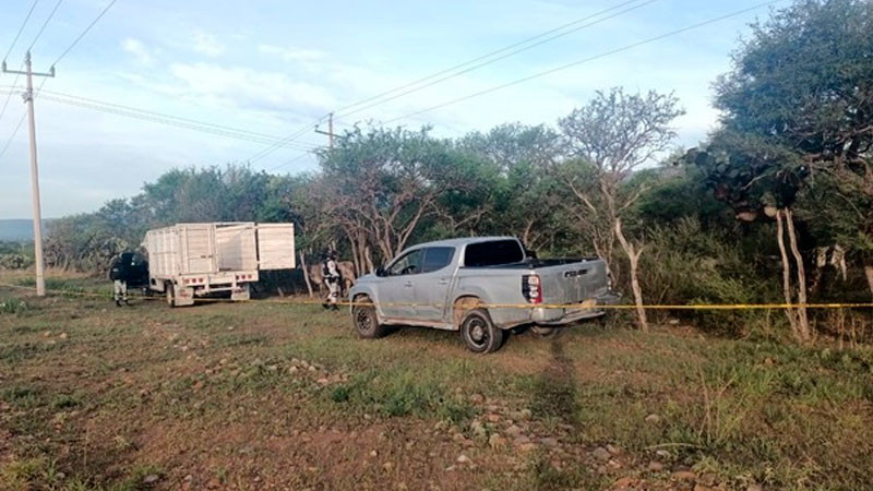 Encuentran explosivos artesanales, cargadores y cartuchos dentro de autos abandonados, en Zacatecas 